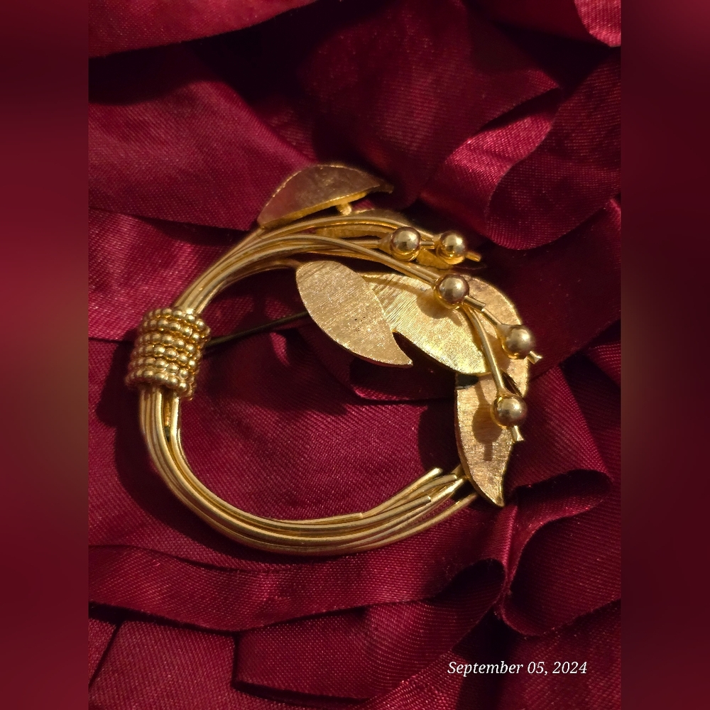 Beautiful Brooch, gold toned, mistletoe wreath design, vintage